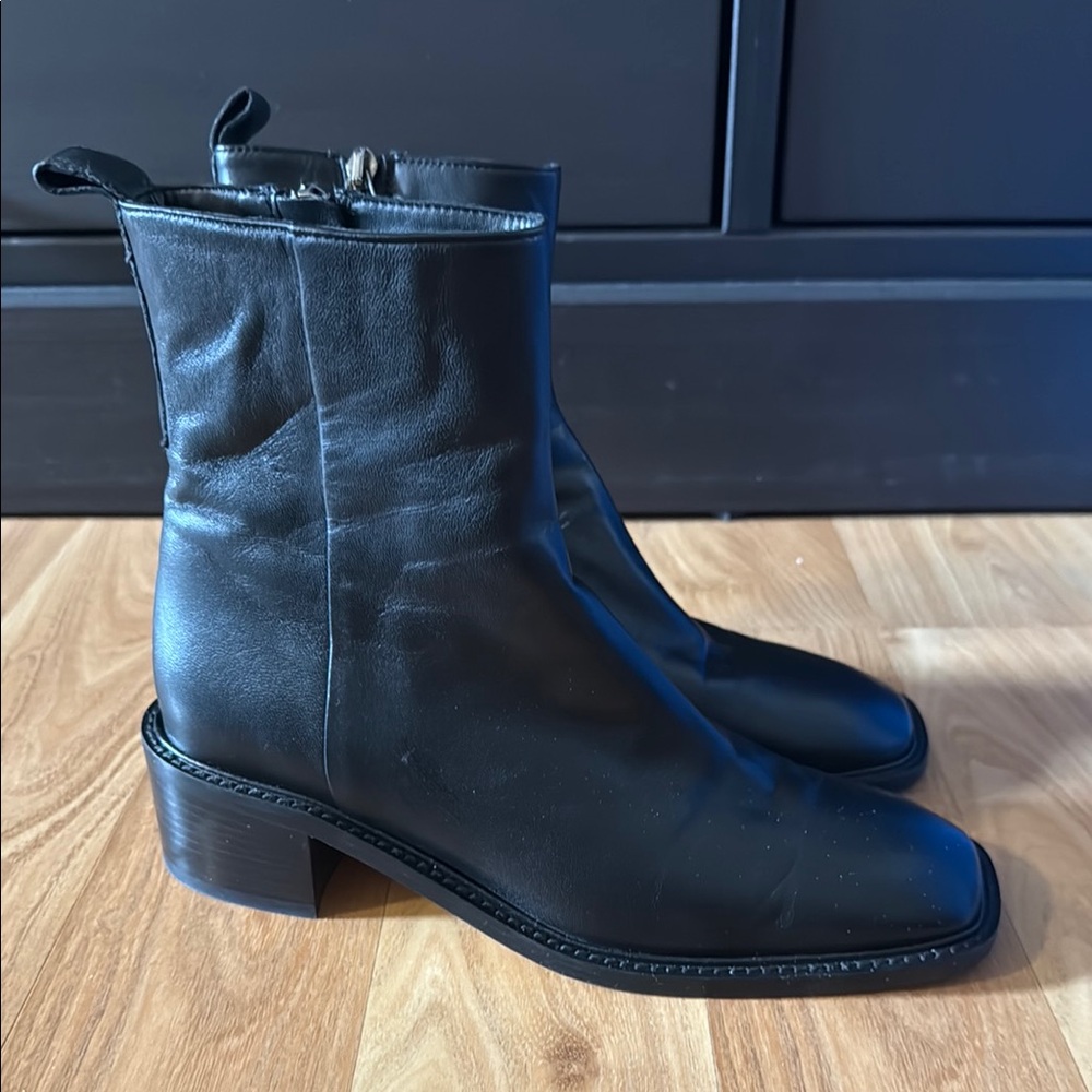 Everlane Black Ankle Boots with Chunky Heel and Zipper Closure